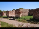 08464 ostia - regio v - insula iii - via della fortuna annonaria - caseggiato dei lottatori (v,iii,1) (haus der ringer) - zwischen zwei laeden der eingang - via della fortuna annonaria - ri osten.jpg